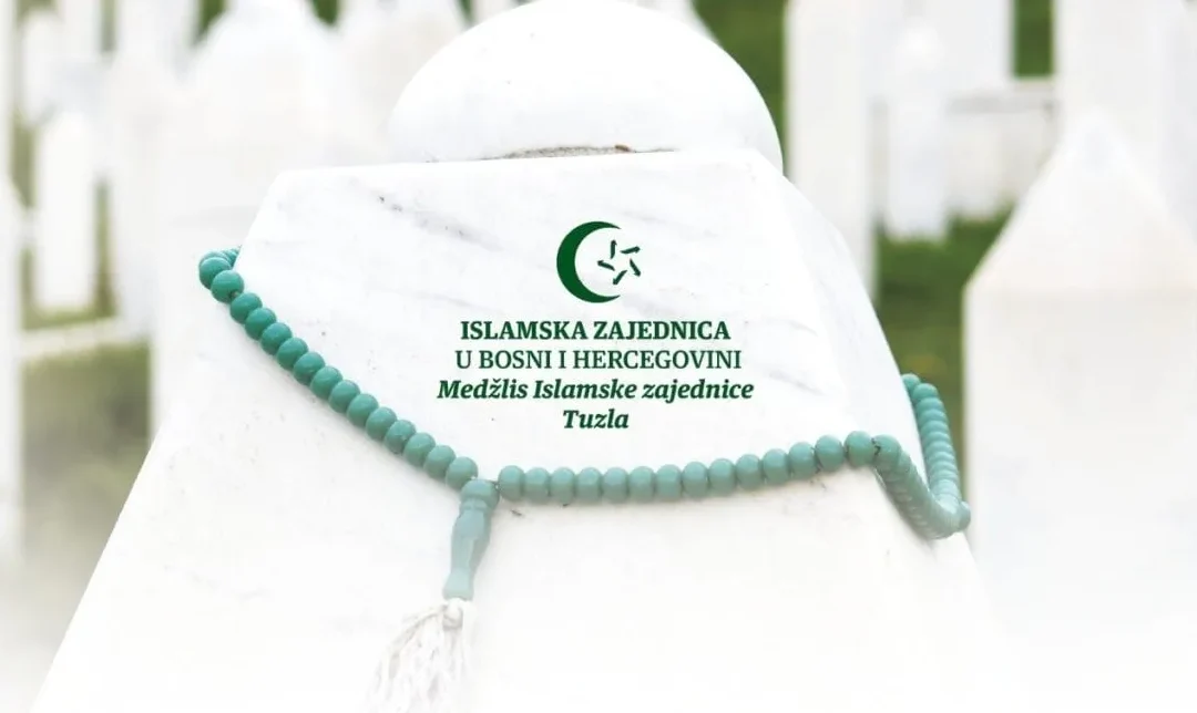 Tesbih od zelenih perli položen preko nadgrobne ploče s logom Islamske zajednice u Bosni i Hercegovini i tekstom 'Medžlis Islamske zajednice Tuzla'