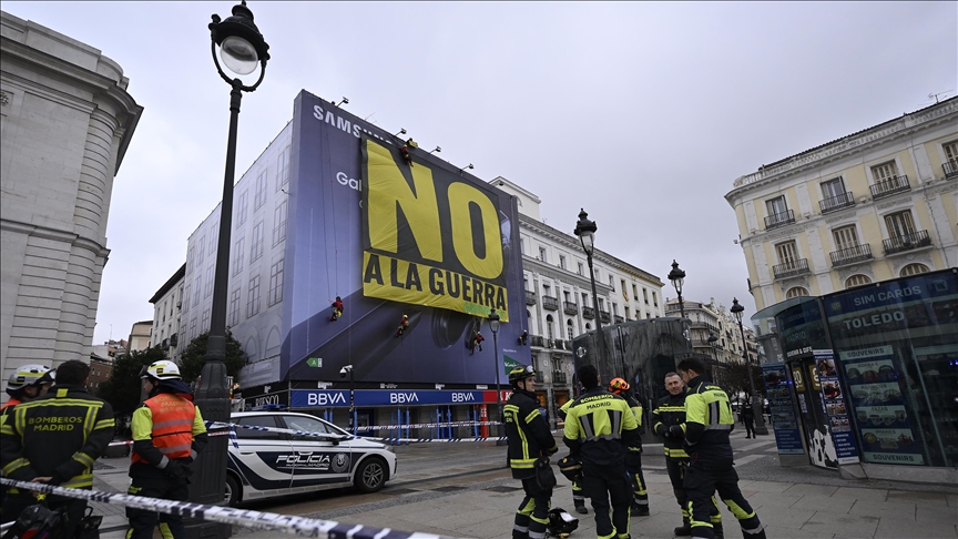 Greenpeace aktivisti razvili transparent ‘Ne ratu’ u Madridu: Španske vlasti uklonile poruku nakon samo četiri sata
