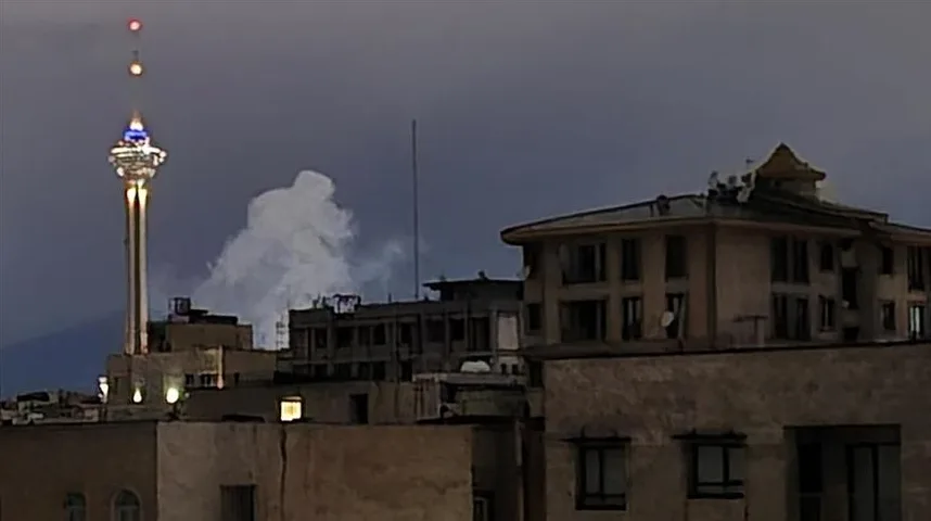 Visoki toranj sa svjetlima u blizini velikog oblaka dima.