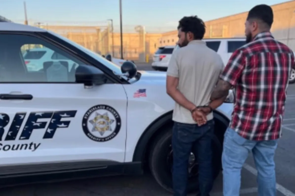 Muškarac s lisicama na rukama uhapšen je od strane policajca pored šerifovog vozila u okrugu Star Islands.