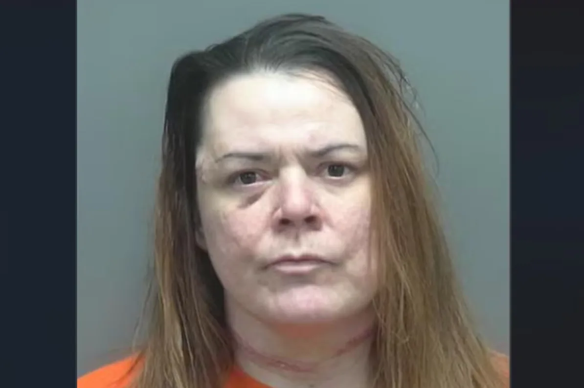 Portret žene s tamnom kosom i povrijeđenim lijevim okom