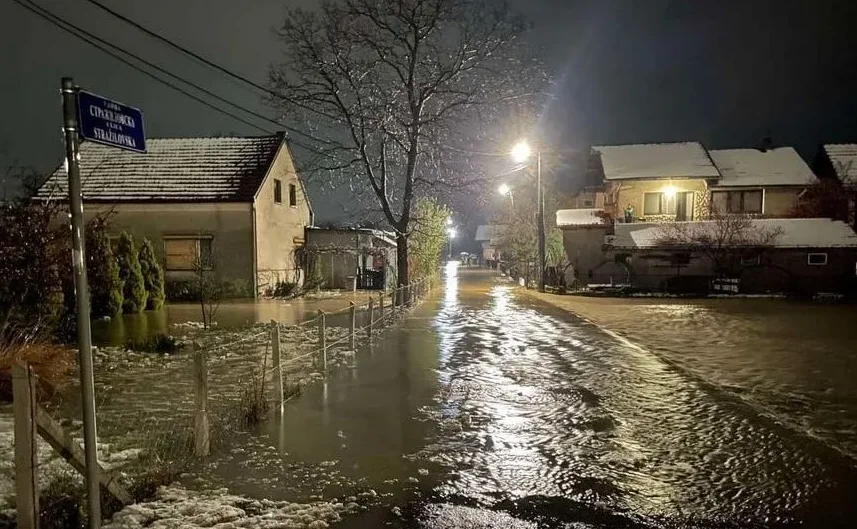 Ulica Stražilovska u Bijeljini pod vodom, snijeg i poplave