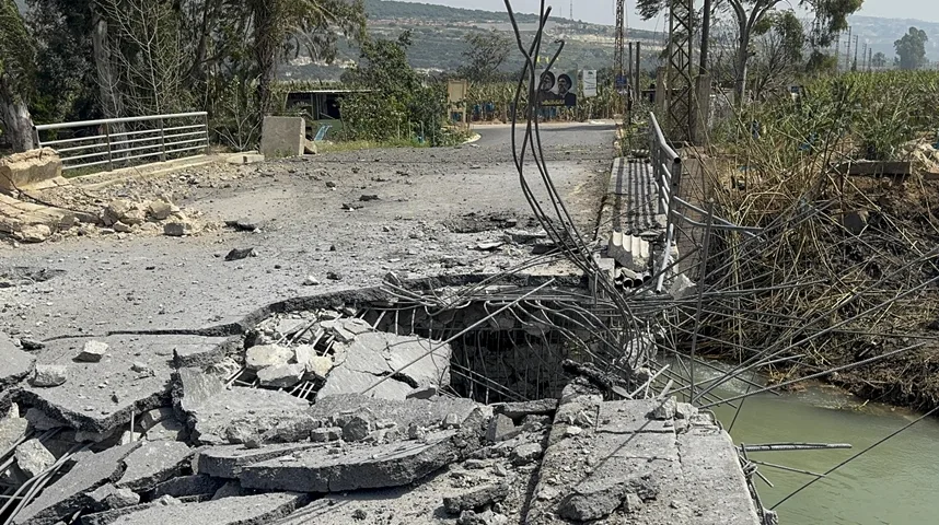 Oštećen most sa urušenim dijelom i vidljivom armaturom iznad rijeke.