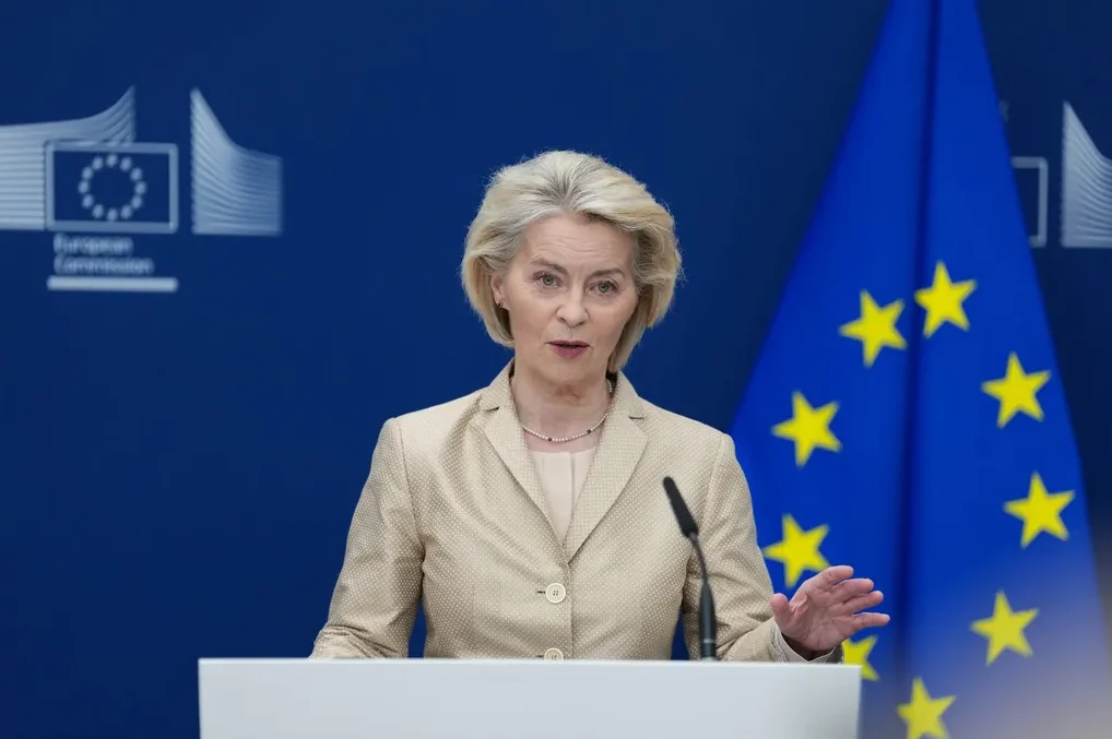 Ursula von der Leyen govori iza postolja, sa zastavom Evropske unije u pozadini