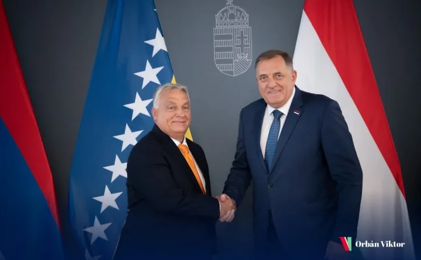 Viktor Orban i Milorad Dodik se rukuju ispred zastava Bosne i Hercegovine i Mađarske.