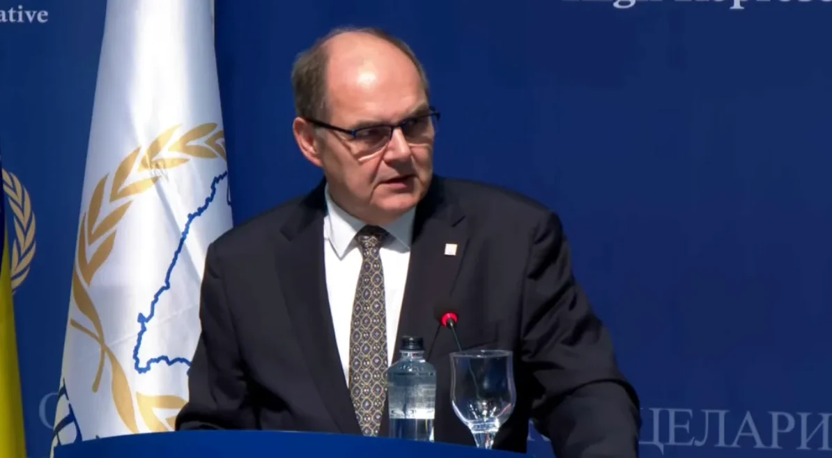 Visoki predstavnik u Bosni i Hercegovini, Christian Schmidt, govori na podijumu ispred zastava.