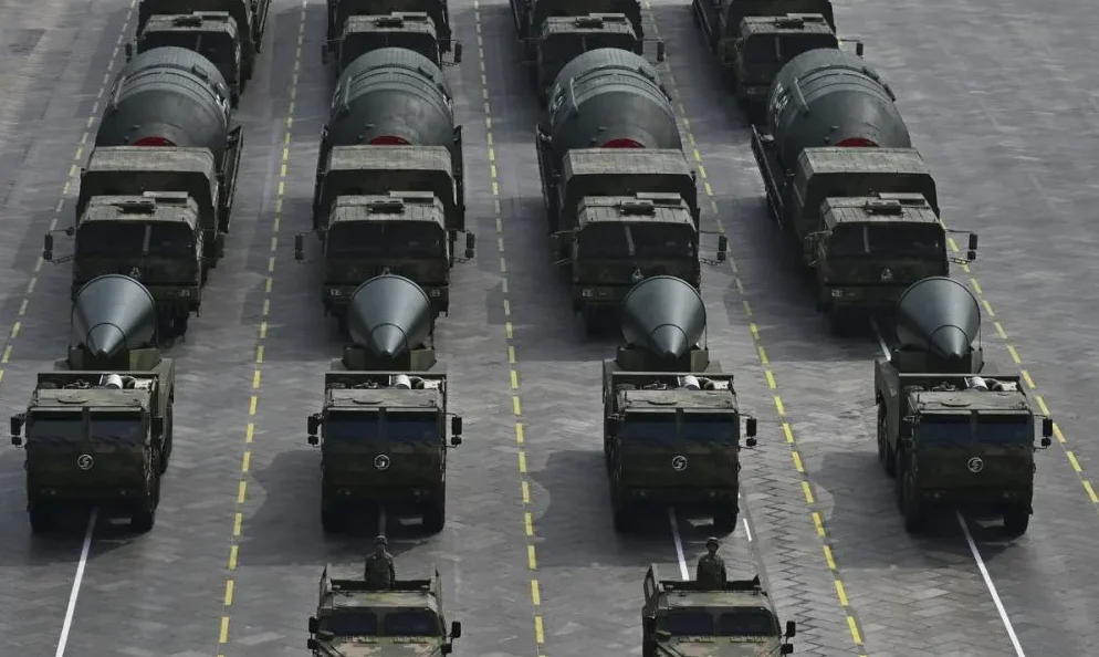 Redovi vojnih kamiona sa raketama na vojnoj paradi.