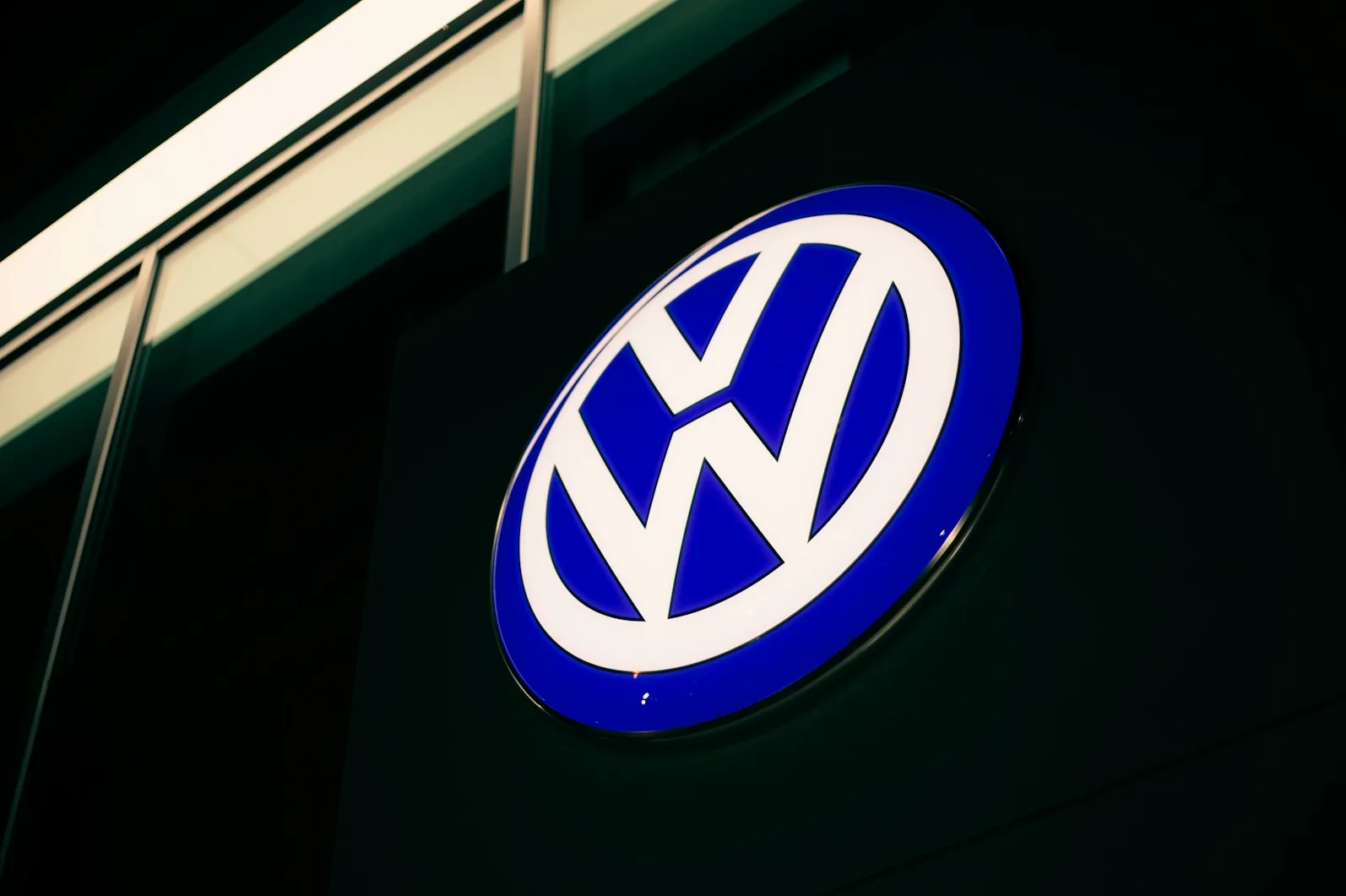 Plavi Volkswagen logo sa bijelim slovima V i W.