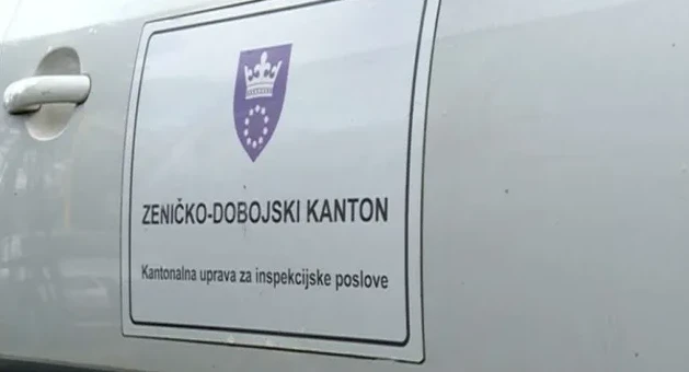 Vozilo sa oznakom "Zeničko-dobojski kanton - Kantonalna uprava za inspekcijske poslove"