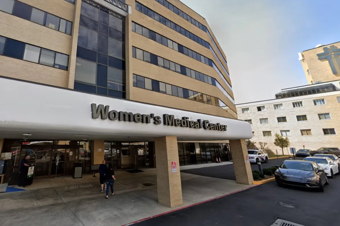 Zgrada "Women's Medical Center" sa natpisom iznad ulaza.