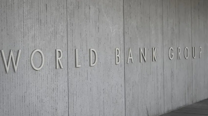 Natpis "WORLD BANK GROUP" ispisan bijelim slovima na sivoj betonskoj fasadi.