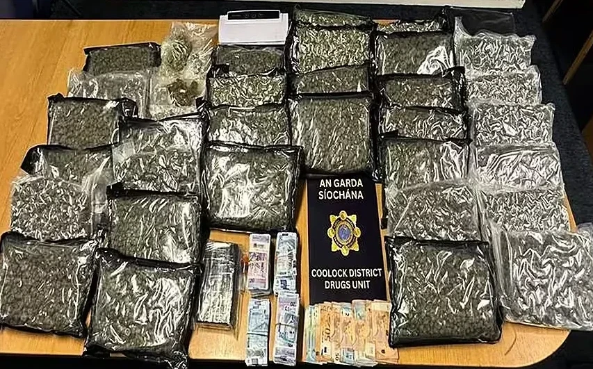 Velika količina zaplijenjene marihuane i novca, uz oznaku "AN GARDA SÍOCHÁNA COOLOCK DISTRICT DRUGS UNIT".