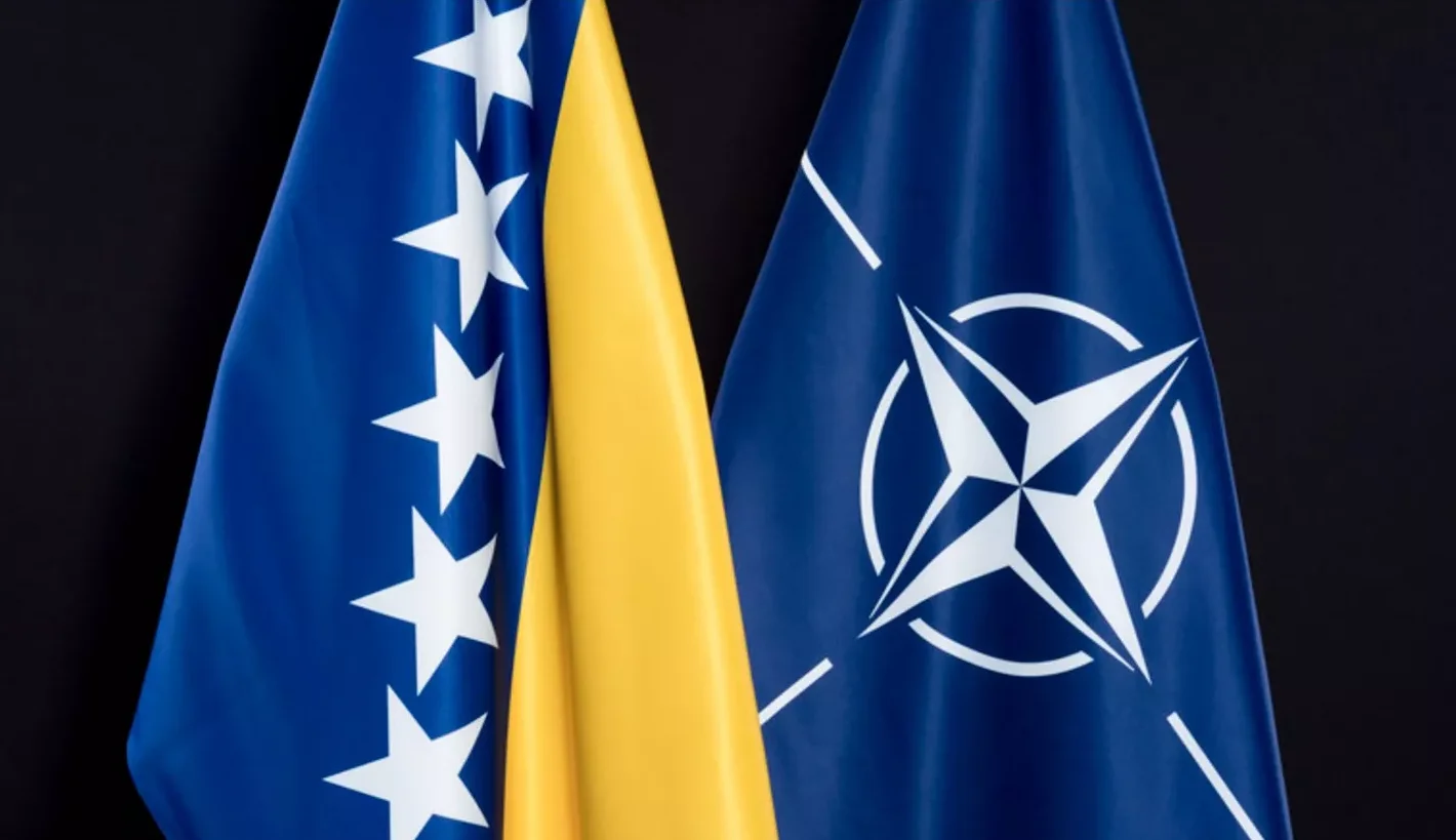 Zastava Bosne i Hercegovine i zastava NATO-a zajedno
