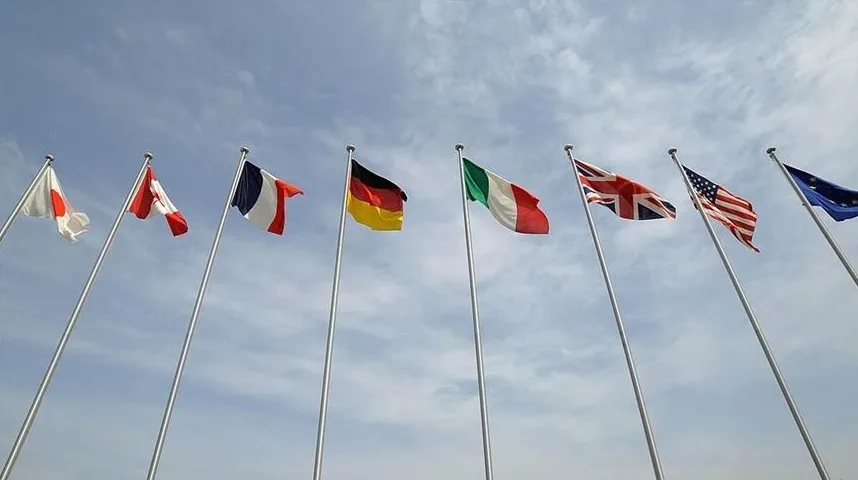 Zastava Japana, Kanade, Francuske, Njemačke, Italije, Ujedinjenog Kraljevstva, Sjedinjenih Američkih Država i Evropske unije vijore se na jarbolima pod vedrim nebom.