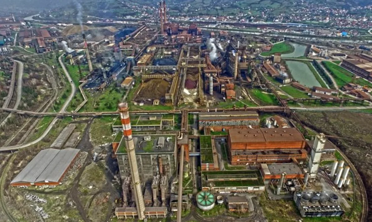Panoramski prikaz industrijskog kompleksa Željezare Zenica iz zraka.