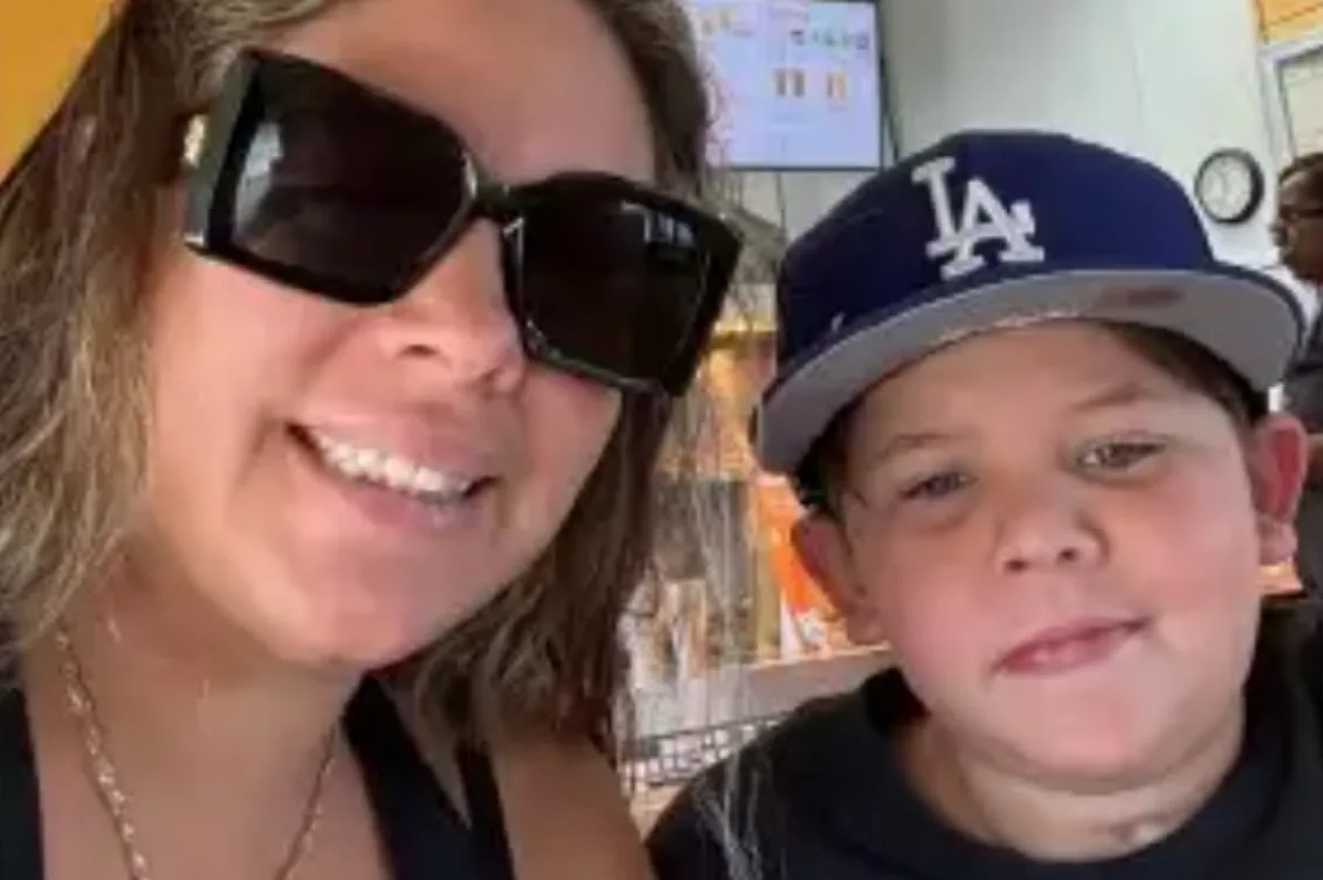 Žena s velikim sunčanim naočalama i dječak u bejzbolskoj kapi