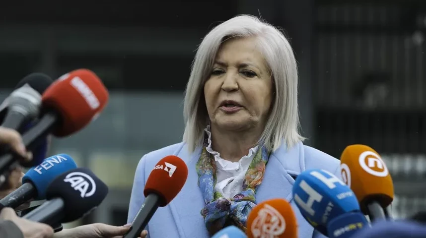 Žena sa sivom kosom i plavim kaputom govori pred mnoštvom mikrofona medija.