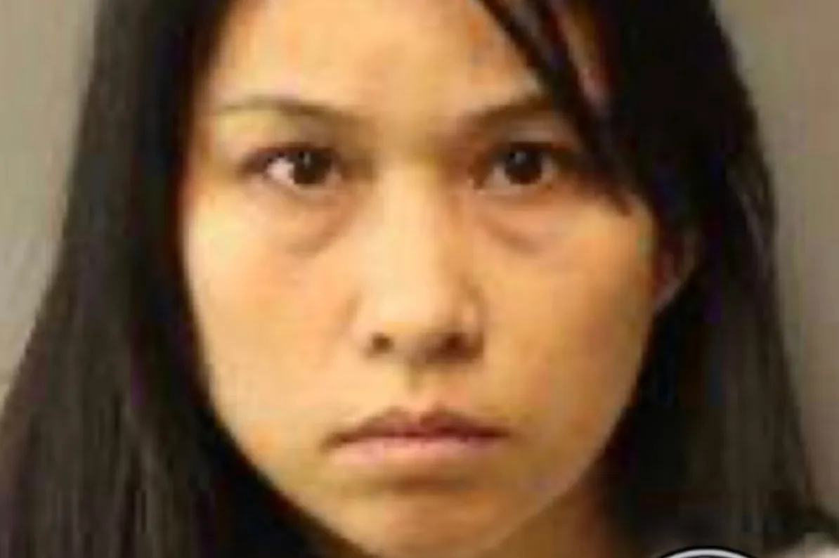 Portret žene krupni plan, tamna kosa