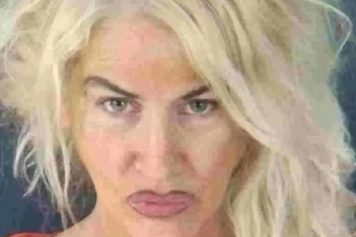 Žena sa plavom kosom i ozbiljnim izrazom lica.