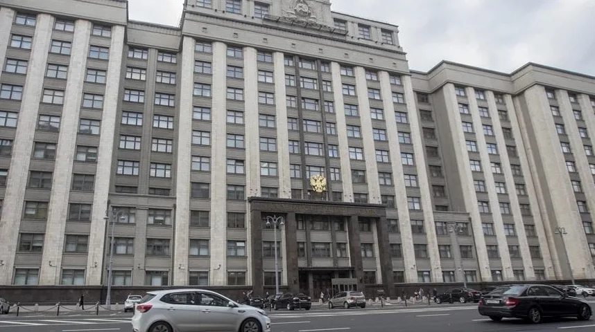 Impresivna fasada zgrade Državne Dume Rusije, moskovski arhitektonski dragulj.