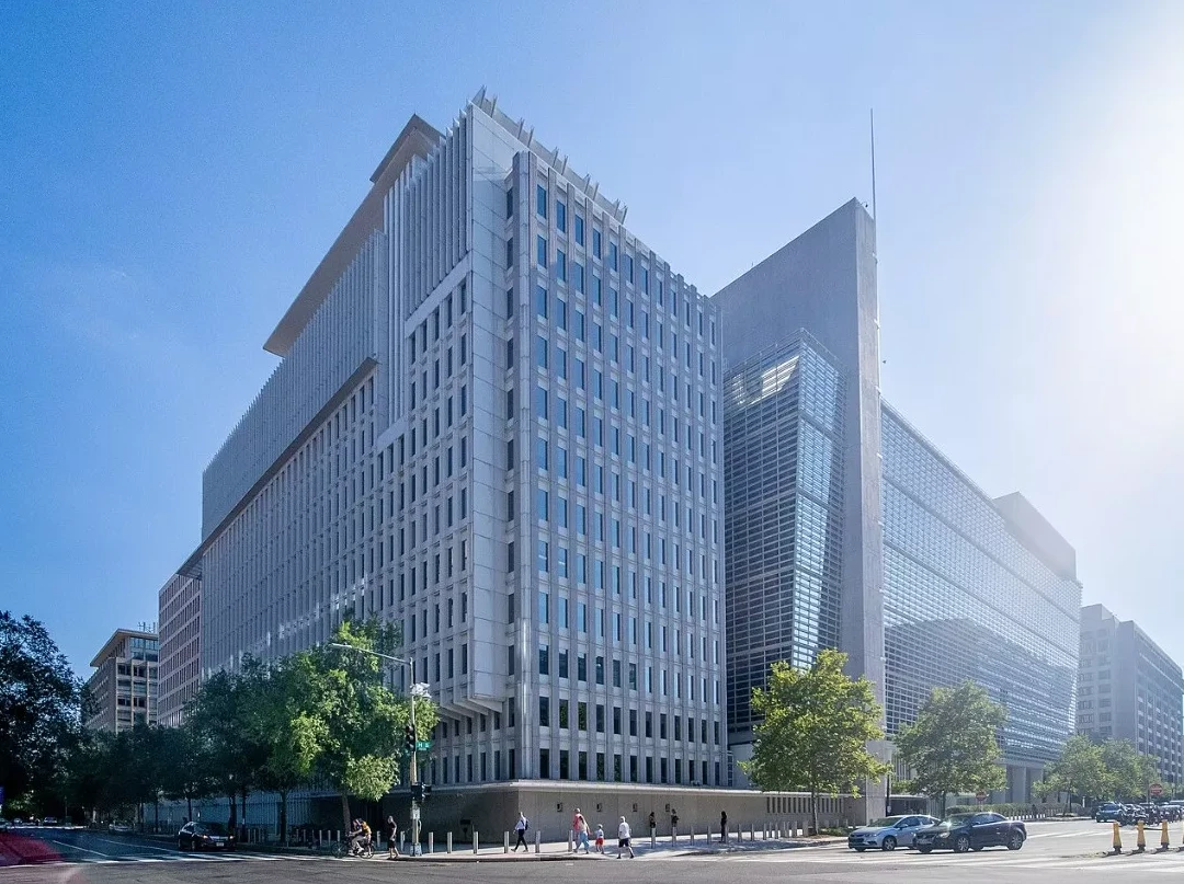 Moderni uredski neboderi Svjetske banke i Međunarodnog monetarnog fonda na sunčan dan