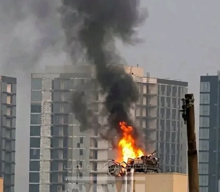 Zgrada u plamenu s gustim crnim dimom koji izlazi iz vrha