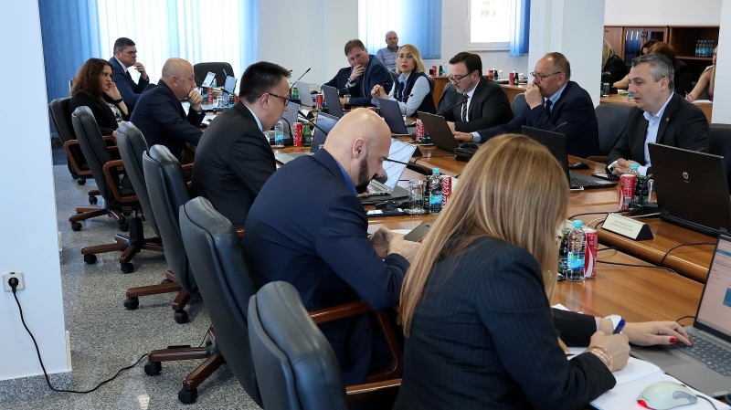 Vlada FBiH prihvatila inicijativu: Carina na naftu i derivate iz trećih zemalja ukida se na 180 dana, inicijativa proslijeđena Vijeću ministara BiH Vlada FBiH prihvatila inicijativu: Carina na naftu i derivate iz trećih zemalja ukida se na 180 dana, inicijativa proslijeđena Vijeću ministara BiH