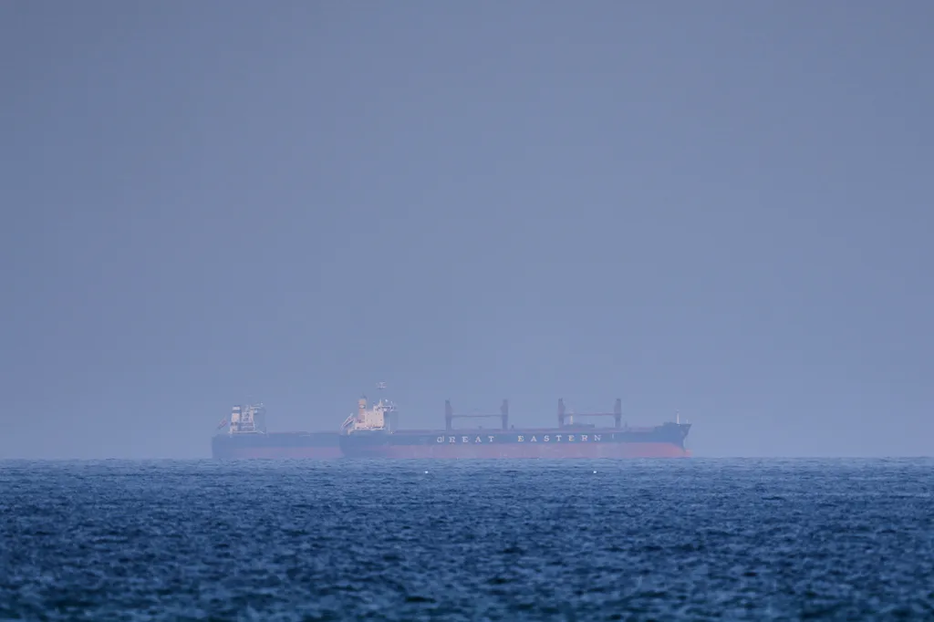 Iran zatvorio Hormuški moreuz: “Nijedan tanker nije prošao”, a brodovi kruže u čekanju