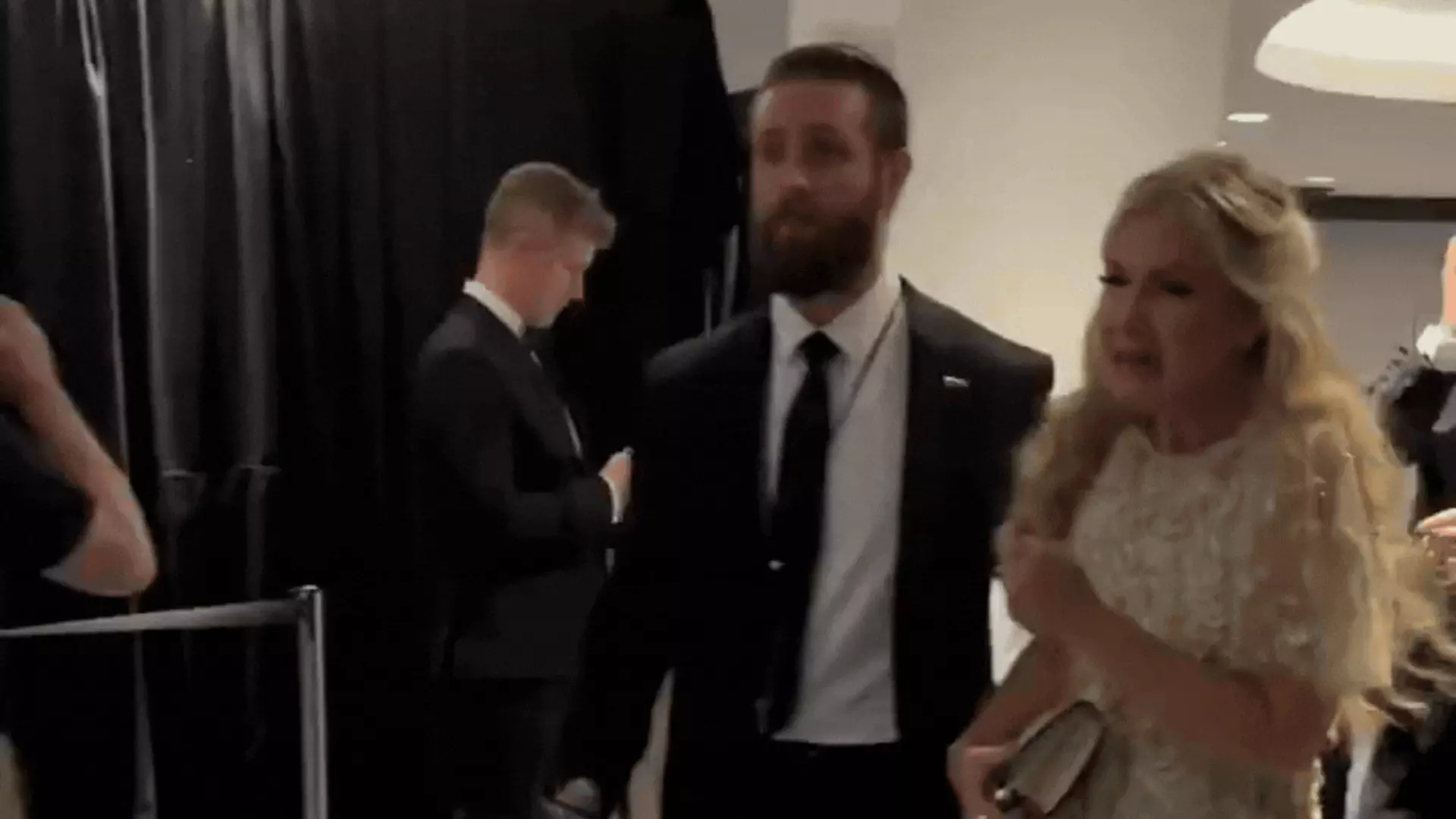 Nove snimke iz Washingtona: Udovica ubijenog Trumpovog saveznika u suzama napustila hotel