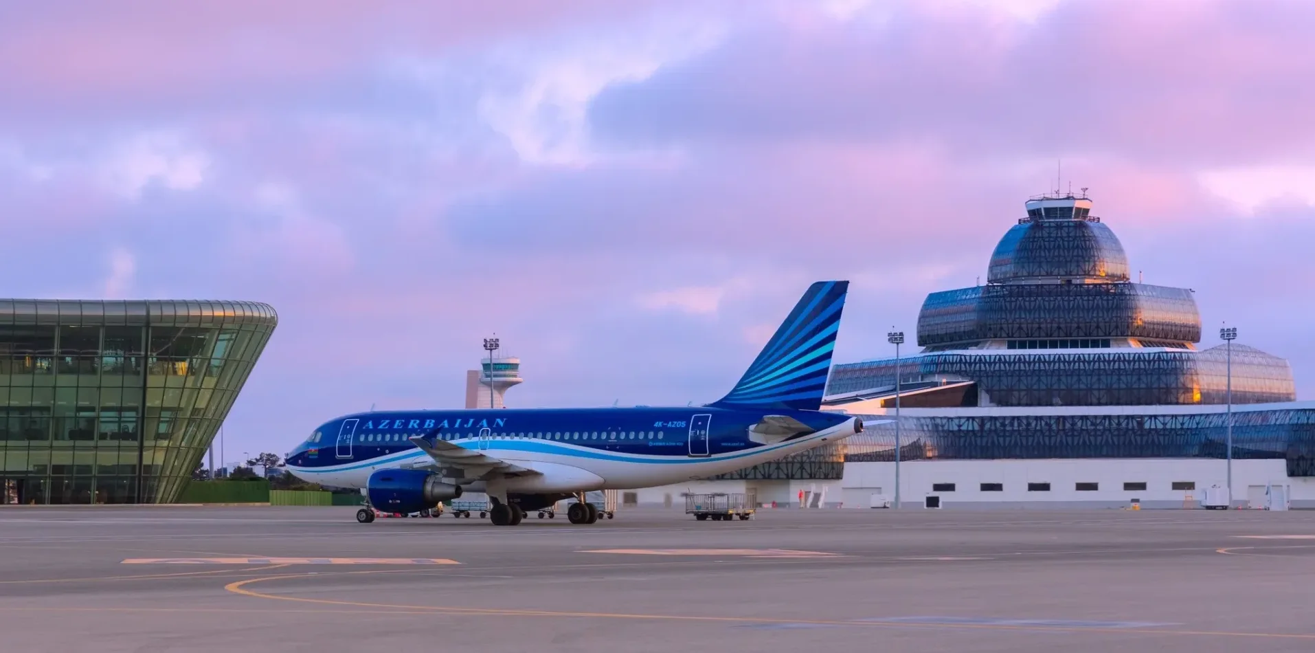 Avion aviokompanije Azerbaijan Airlines na aerodromu pred zalazak sunca.