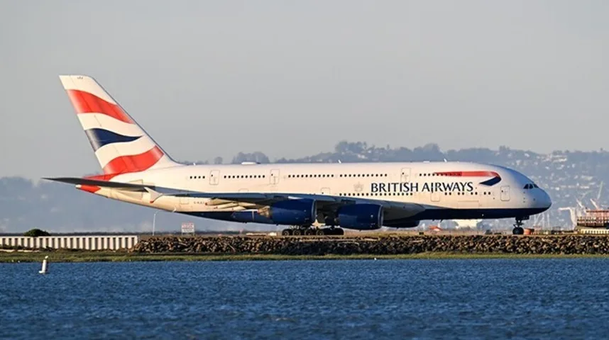 Avion Airbus A380 kompanije British Airways na pisti, sa prepoznatljivim repom u bojama zastave Ujedinjenog Kraljevstva.