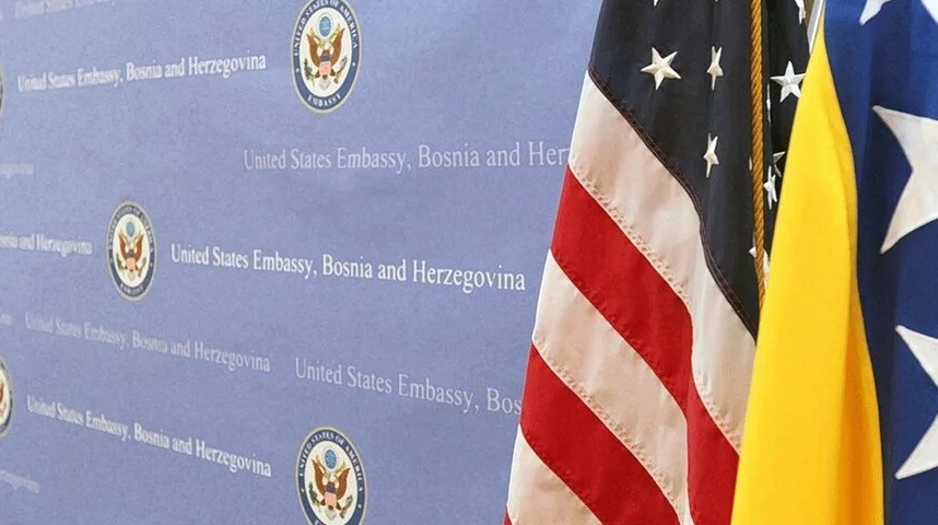 Zastava Sjedinjenih Američkih Država i zastava Bosne i Hercegovine ispred Ambasade SAD-a u Sarajevu