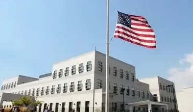 Američka zastava na pola koplja ispred zgrade ambasade Sjedinjenih Američkih Država.