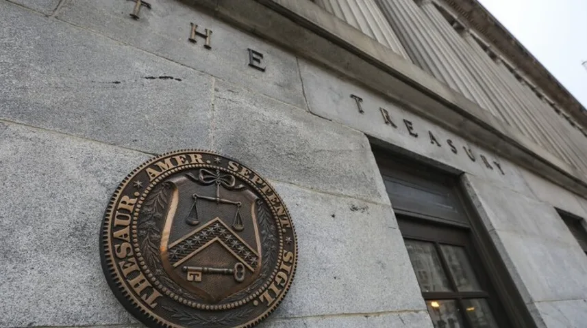 Detalj fasade zgrade američkog Ministarstva finansija (Treasury) sa natpisom "THE TREASURY" i istaknutim pečatom Sjedinjenih Američkih Država.