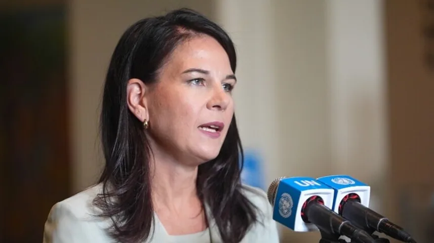 Njemačka ministarka vanjskih poslova Analena Baerbock govori u mikrofon Ujedinjenih nacija.