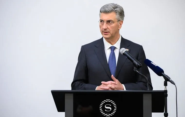 Andrej Plenković, premijer Hrvatske, obraća se javnosti za govornicom.
