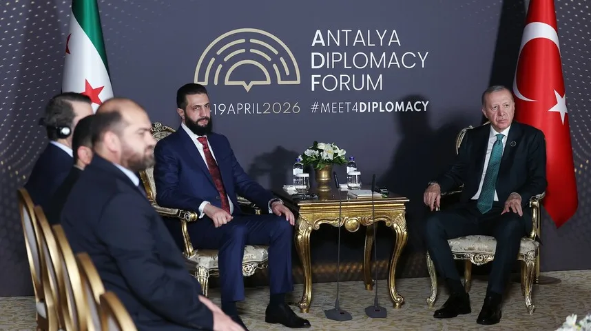 Predsjednik Turske Recep Tayyip Erdoğan i zvaničnik iz Alžira sjede tokom Antalijskog diplomatskog foruma.
