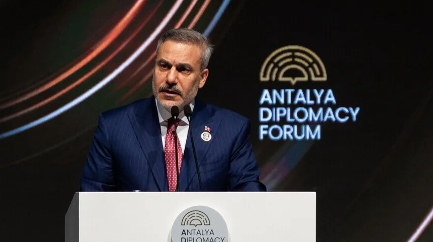 Muškarac u tamnom odijelu i crvenoj kravati govori za govornicom na Antalya Diplomacy Forumu.