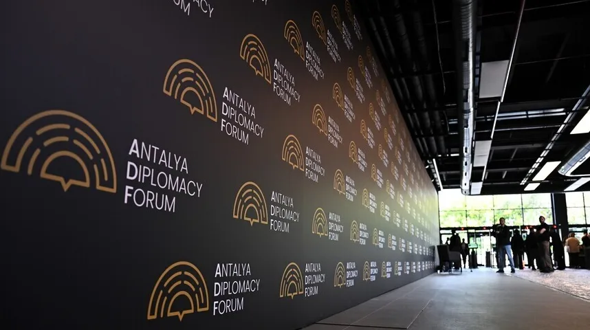 Pozadina sa logotipom i nazivom "Antalya Diplomacy Forum"