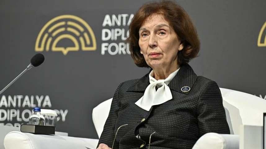 Žena u tamnom sakou s bijelom kragnom na panelu Antalijskog diplomatskog foruma