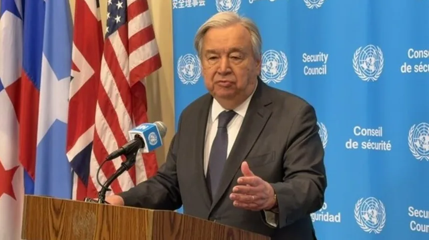 Generalni sekretar Ujedinjenih naroda, Antonio Guterres, obraća se javnosti ispred zastava Sjedinjenih Američkih Država, Ujedinjenog Kraljevstva, Paname i još jedne neidentificirane zastave, te pozadine sa logom Vijeća sigurnosti UN-a.