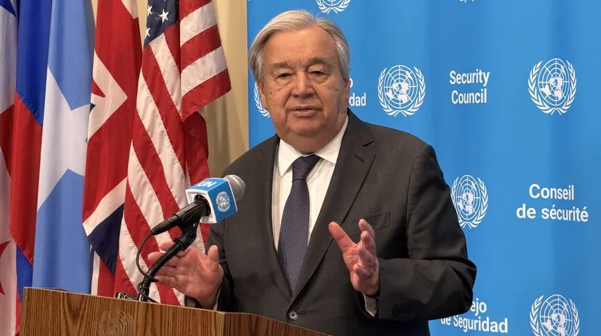 António Guterres, Generalni sekretar Ujedinjenih nacija, govori na press konferenciji ispred zastava UN-a i zastava zemalja članica Savjeta bezbjednosti.