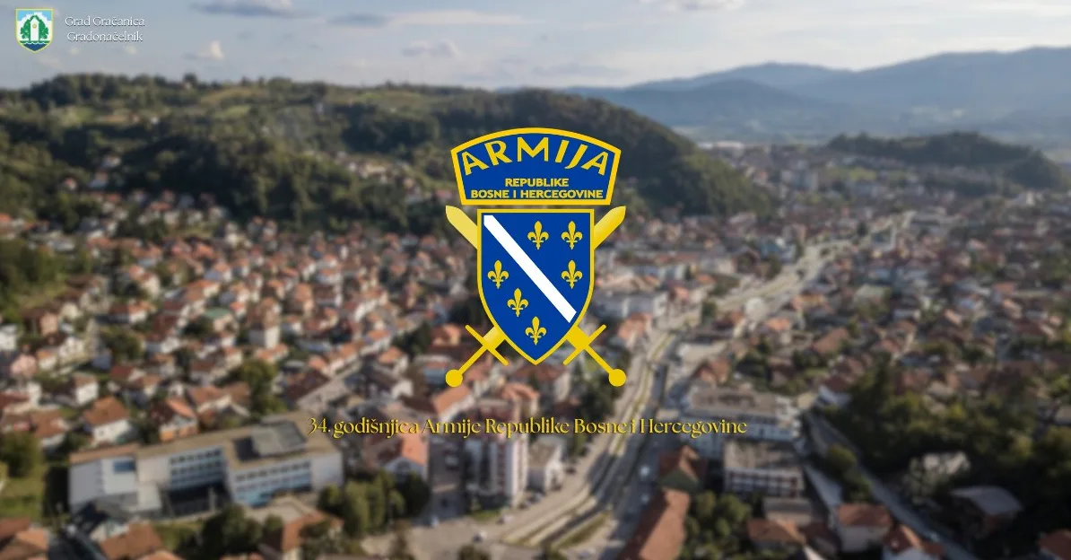 Grb Armije Republike Bosne i Hercegovine sa ukrštenim mačevima, iznad teksta "34. godišnjica Armije Republike Bosne i Hercegovine", sa logom Grada Gračanica u gornjem lijevom uglu, na pozadini panorame grada Gračanice.