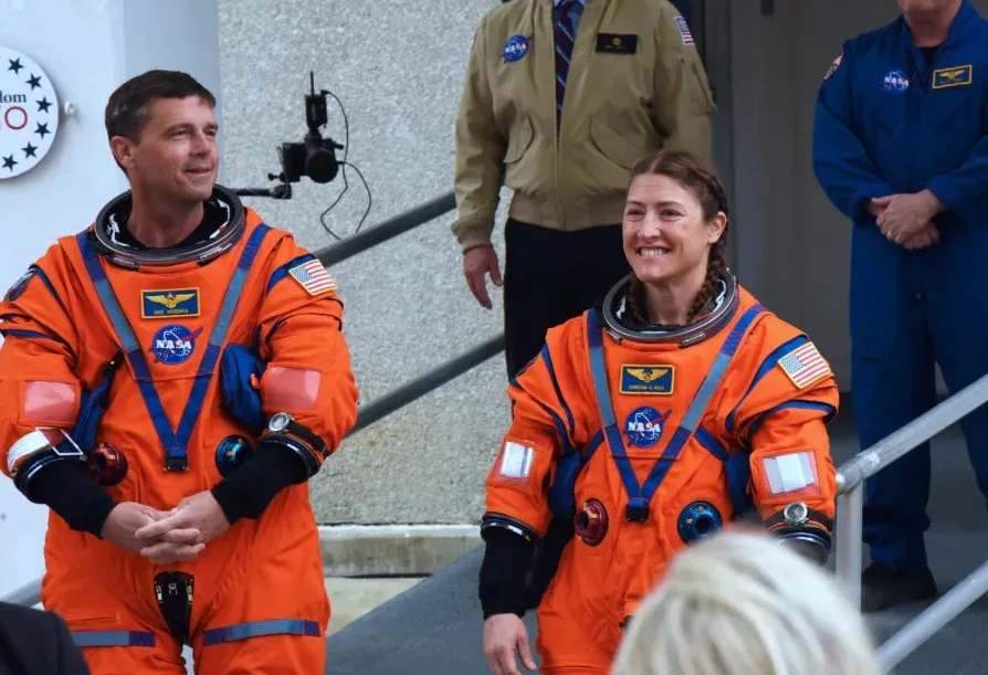 Dva astronauta NASA-e u narandžastim odijelima spremni za misiju