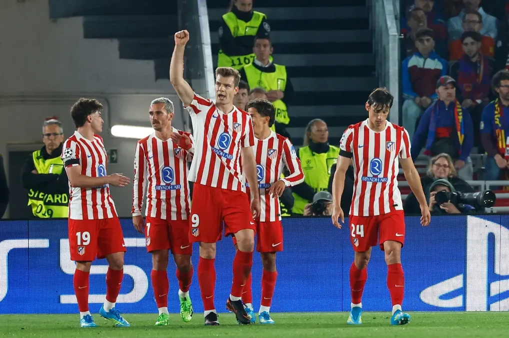 Fudbaleri Atletico Madrida u crveno-bijelim dresovima slave gol na stadionu
