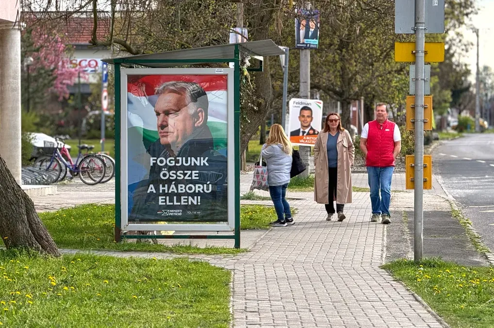 Autobuska stanica sa velikim plakatim na kojem je portret Viktora Orbana i natpisom 'Ujedinimo se protiv rata' na mađarskom jeziku. Pored njih, na banderi su manji plakati drugih političara.
