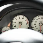 Zašto brzinomeri pokazuju veću brzinu od stvarne: Tri razloga zašto vaš auto “laže”