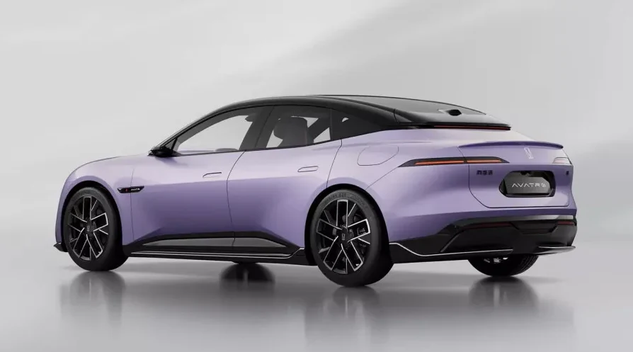 Ljubičasti luksuzni automobil brenda AVATR prikazan iz stražnjeg ugla, sa crnim krovom i tamnim naplatcima.