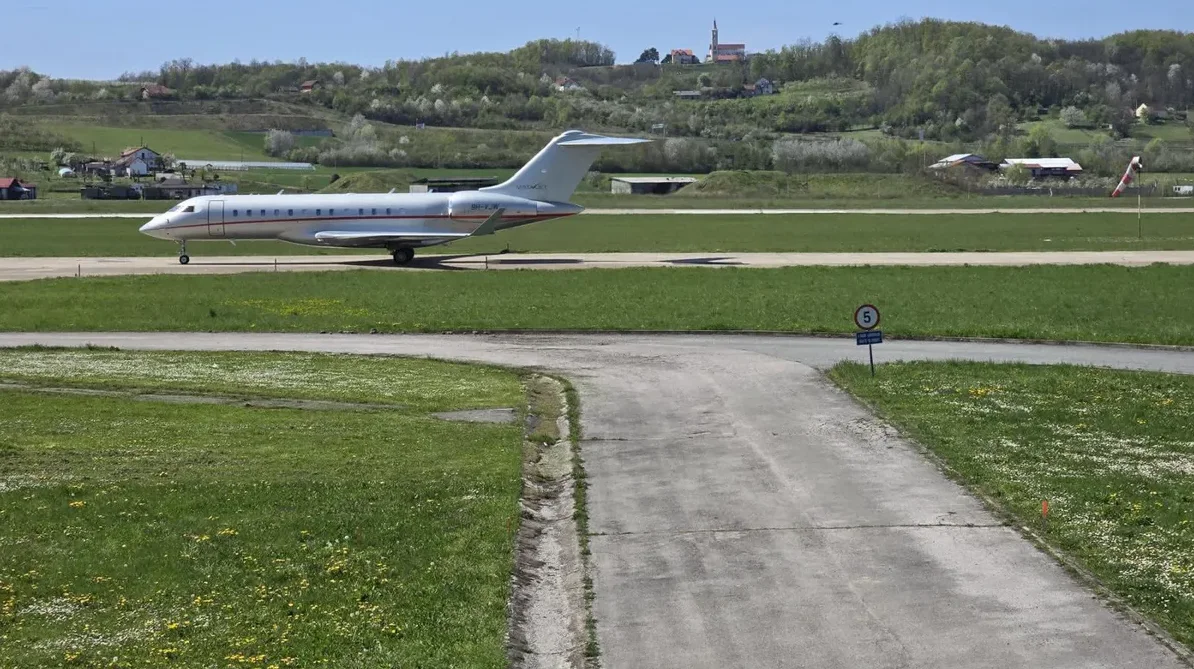 Mali putnički avion na pisti aerodroma