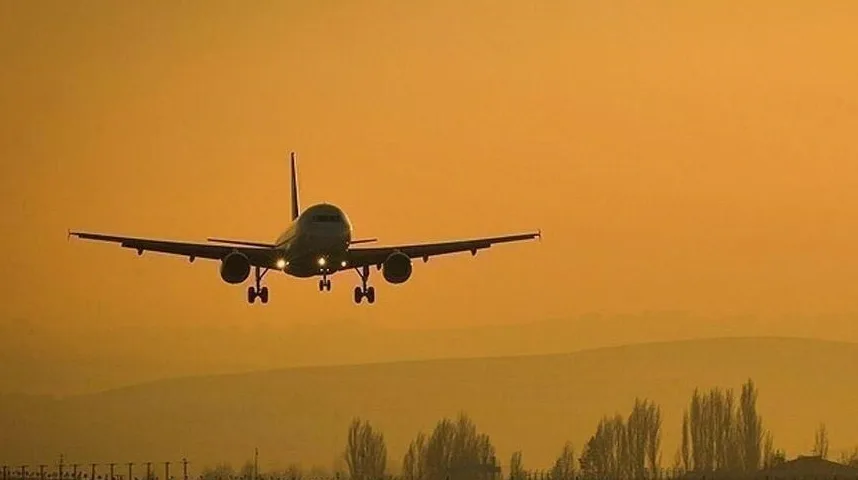 Avion koji slijeće pri zalasku sunca